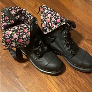 ✨rare✨ Dr Martens Triumph Floral Combat Boots